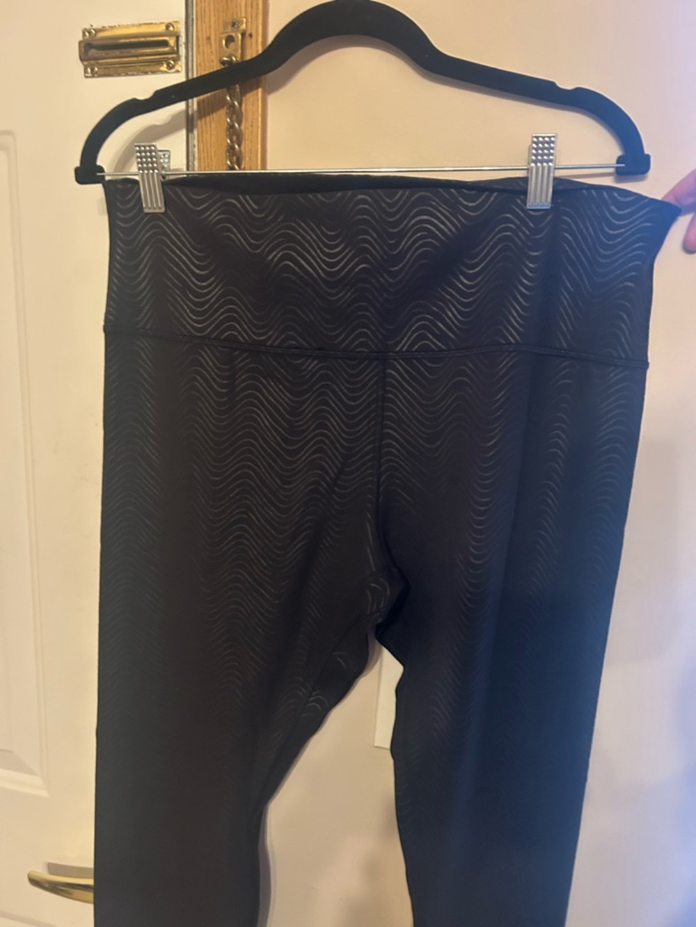lululemon athletica Black Cropped Ankle Leggings with Subtle Wave Print